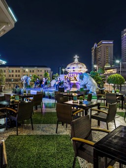 Tận hưởng tại Rooftop Garden Bar - một trong những nơi phải đến trước khi chết