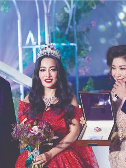 Nhẫn xoay Ngọc Liên Hoa được trao tặng cho nữ doanh nhân Đường Thu Hương