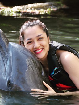 Bảo Anh hôn… cá heo tại biển Hawaii