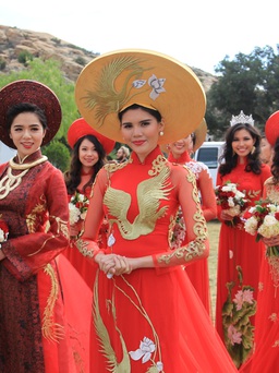 Á hậu Kim Nguyên với áo dài Kim Hạc tại Mỹ