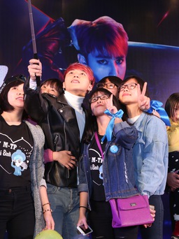 Sơn Tùng về quê gặp fan