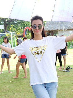 Đông Nhi cõng fan dự sinh nhật muộn
