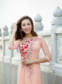 Siêu Mẫu Mỹ Huyền khoe dáng trong bst áo dài.