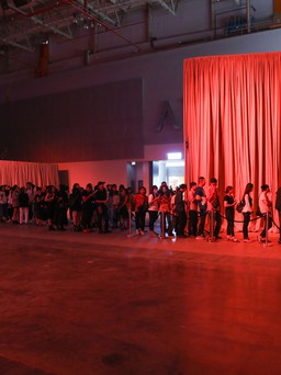 Hàng trăm người hâm mộ thời trang & nghệ thuật đến tham dự Triển lãm Cục Im Lặng ngày đầu tiên - Triển lãm của NTK Nguyễn Công Trí chính là sự kiện thời trang đình đám nhất cuối năm 2019!