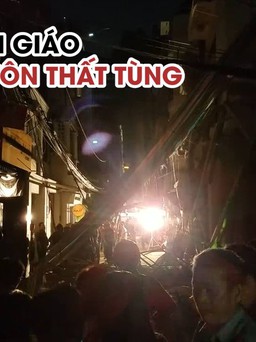 Trắng đêm bên hiện trường vụ giàn giáo sập, đè chết người ngay trung tâm TP.HCM