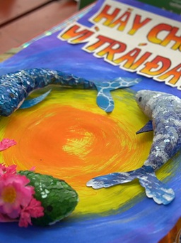 Sinh viên vẽ tranh, biến rác thành đồ dùng dạy học để bảo vệ môi trường