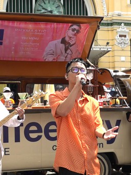 Rhymastic hát trước hàng trăm người tại Bưu điện Trung tâm Sài Gòn