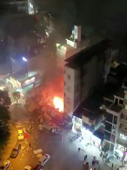 Sau tiếng nổ lớn, cửa hàng xe máy bốc cháy ngùn ngụt, 3 người bị thương