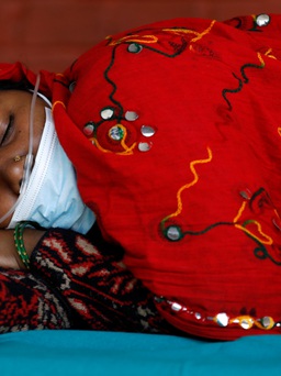 Thiếu trầm trọng bình oxy cho bệnh nhân Covid-19, Nepal nhờ đến người leo núi
