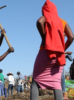 'Đá tinh thể' làm bùng lên cơn sốt đào kim cương ở làng quê Nam Phi