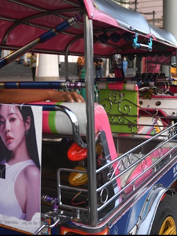 Thần tượng K-pop 'cứu' tài xế tuk-tuk Thái Lan giữa dịch Covid-19 ra sao?