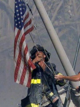 Câu chuyện lạ về lá cờ lịch sử từng tung bay tại 'Ground Zero'