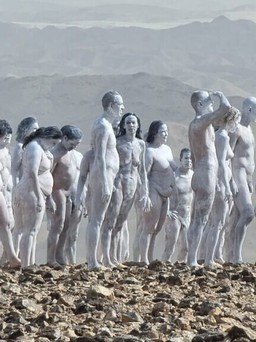 Xem hàng trăm người khỏa thân chụp ảnh vì biển Chết