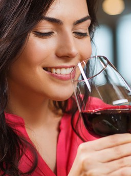 Uống rượu vang đỏ có thể giúp giảm nguy cơ nhiễm Covid-19?