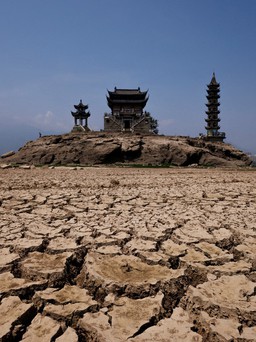 Hồ nước ngọt lớn nhất Trung Quốc trơ đáy khi nắng nóng kỷ lục gây hụt nước sông Dương Tử
