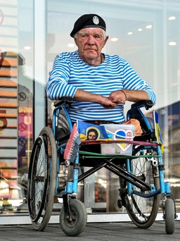 Chuyện cựu binh già mất 2 chân ngồi xe lăn miệt mài quyên góp tiền cho quân đội Ukraine