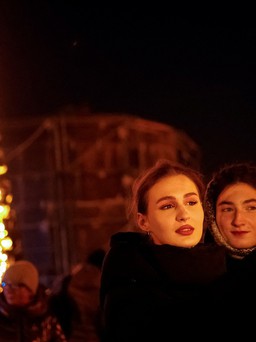 Người dân thủ đô Ukraine đón mùa Giáng sinh đặc biệt với cây thông 'bất bại'