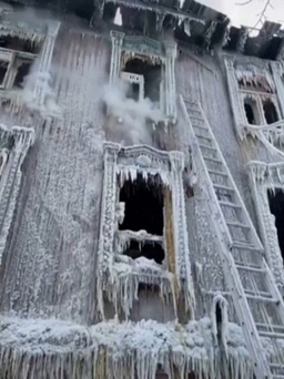 Bất ngờ 'tòa nhà băng giá' hiện ra sau vụ cháy ở Nga