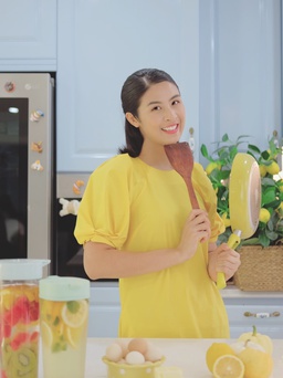 Hoa hậu Ngọc Hân vào bếp trổ tài làm bánh sắn cốt dừa nướng phiên bản hiện đại