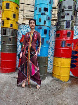 Chula trình diễn show thời trang thực cảnh tại dự án Nghệ thuật công cộng Phúc Tân