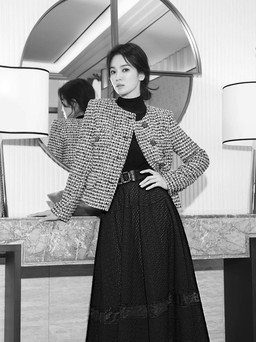 Song Hye Kyo mặc suit màu trơn, sơ mi, váy áo vải tweed đều đẹp miễn chê