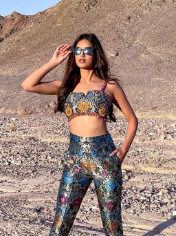 Tân Hoa hậu Hoàn vũ 2021 Harnaaz Kaur Sandhu khoe sắc trong những bộ cánh lộng lẫy