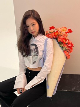 Jennie BlackPink gợi cảm quá đỗi trong ảnh lưng trần eo thon khiến fans phát sốt