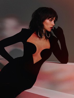 Hoa hậu Olivia Culpo để tóc mới wolf cut gây sốt, mặc đầm đen siêu nóng bỏng