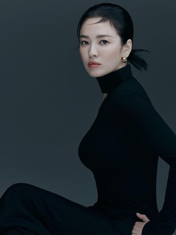Song Hye Kyo biến hình với tóc ngắn, đội vương miện chuẩn thần thái Hoa hậu