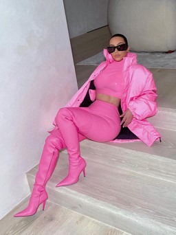 Không bỏ lỡ xu hướng diện màu hot pink, Kim Kardashian rực lửa từ nhà ra phố