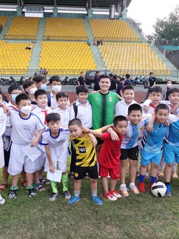 Nguyễn Quang Hải vui vẻ chơi bóng cùng fan nhí Cần Thơ