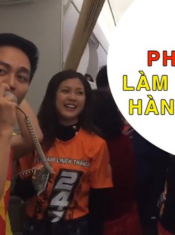 Bay sang UAE cổ vũ Việt Nam, MC Phan Anh làm tiếp viên hàng không “bất đắc dĩ“