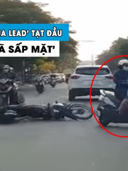 2 thanh niên lái xe máy 'té sấp mặt' vì bị 'ninja Lead' tạt đầu trên phố