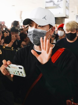 Nhóm Super Junior 'đổ bộ', sân bay Tân Sơn Nhất 'náo loạn'