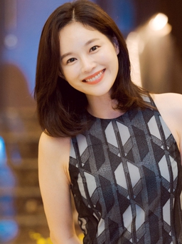 Lee Young Ah giản dị bất ngờ trong tiệc tối cùng dàn sao Việt