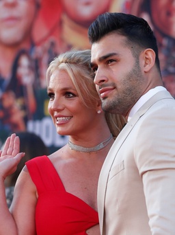 Rộ tin Britney Spears bí mật đính hôn với người tình kém 12 tuổi