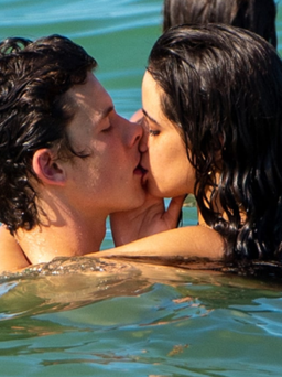 Shawn Mendes và Camila Cabello lộ ảnh hôn nhau đắm đuối trên biển