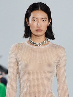 Người mẫu để ngực trần diễn bộ sưu tập của NTK gốc Việt tại Paris Fashion Week