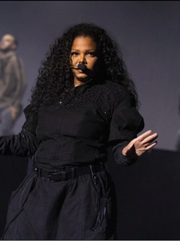 Em gái Michael Jackson bị người hâm mộ tố hát nhép trên sân khấu