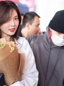 'Nữ hoàng gợi cảm' HyunA được bạn trai kém tuổi ‘hộ tống’ sang tận Việt Nam