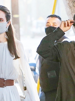 Angelina Jolie và con trai Pax Thiên đeo khẩu trang dạo phố