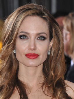 Angelina Jolie bỏ dở giấc mơ đạo diễn sau ly hôn Brad Pitt