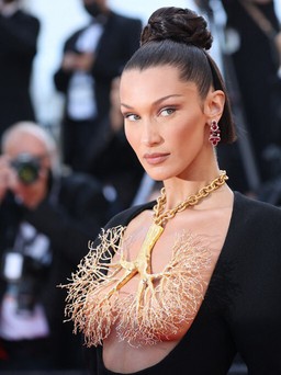 Siêu mẫu Bella Hadid diện váy khoét ngực ‘chặt chém’ dàn mỹ nhân trên thảm đỏ Cannes