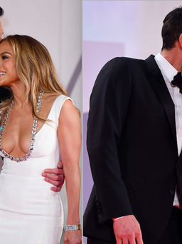 Jennifer Lopez diện váy khoét bạo, hôn say đắm Ben Affleck trên thảm đỏ Venice