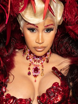 Cardi B xuất hiện gợi cảm, lộng lẫy sau 3 tuần sinh con