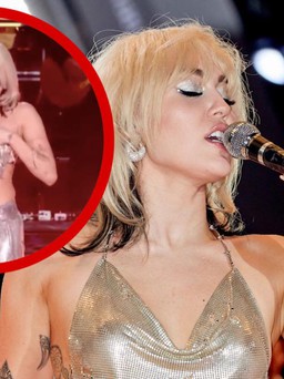 Miley Cyrus 'chữa cháy' khi tuột áo ngay trên sân khấu đêm giao thừa