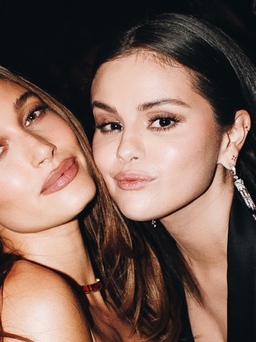 Selena Gomez và Hailey Bieber gây sốt khi chụp ảnh thân thiết tại sự kiện