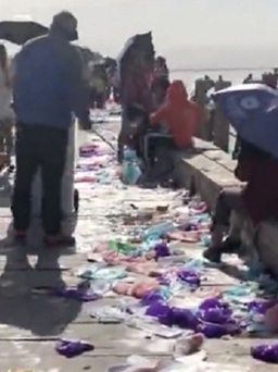 Du khách Trung Quốc bỏ 12 tấn rác nhựa mỗi ngày ở hồ du lịch 'gương trời' nổi tiếng