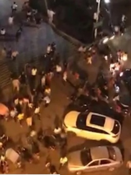 Xe đâm vào đám đông ở Trung Quốc, 9 người chết