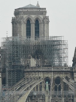 Nhà thờ Đức Bà Paris 'vẫn trong tình trạng dễ sụp đổ' sau hỏa hoạn